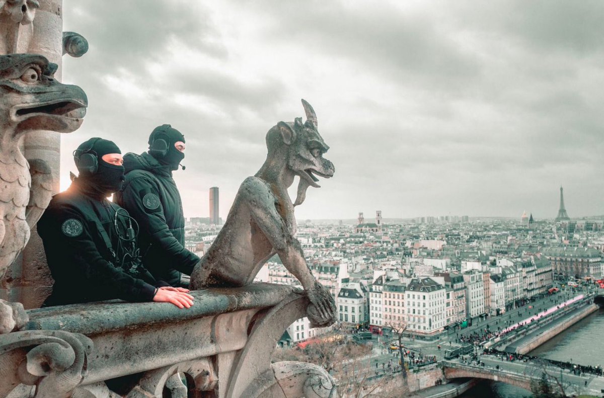 Les gargouilles. 

J’avais manqué cette photo géniale des tireurs d’élite <a href="/prefpolice/">Préfecture de Police</a> placés dans les tours de Notre Dame pour veiller sur les invités de la cérémonie de réouverture de la cathédrale. Près de 6000 policiers mobilisés pour l’occasion.