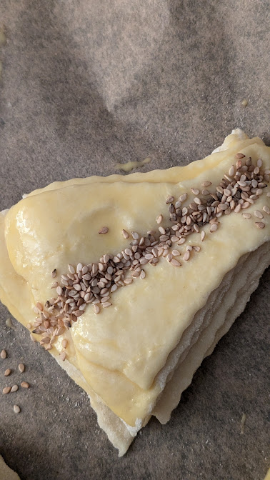LizCollet's tweet photo. Guten Morgen aus dem Blauen Land
mit Frühstücksgebäck ofenfrisch für den Start in den Tag (Wareneinsatz: 250 g Topfen, 1 El Salz, 1 Ei, 350-400g Mehl, 4 El zerlassener Butter, 4 El Milch, 15 g Backpulver (1 Tütchen). Zum Bestreichen Wasser o. diesmal 1 Eigelb + 2 El Milch, Sesam https://t.co/bPoiei4gOW
