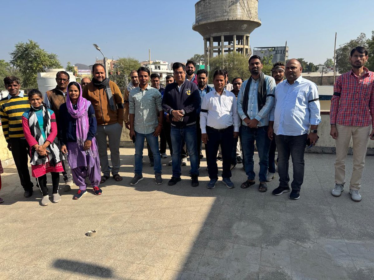 आज #बिजली निगमों के निजीकरण के खिलाफ #जयपुर जगतपुरा f-5 के कर्मचारियों ने #काली_पट्टी बांधकर अपना आक्रोश व्याप्त किया.
#Stop_Privatization_of_Electricity
#बिजली_का_निजीकरण_बंद_करो
<a href="/narendramodi/">Narendra Modi</a> <a href="/PMOIndia/">PMO India</a> <a href="/BhajanlalBjp/">Bhajanlal Sharma</a> <a href="/RajCMO/">CMO Rajasthan</a> <a href="/hlnagar/">Heeralal Nagar</a> <a href="/GovindDotasra/">Govind Singh Dotasra</a> <a href="/hanumanbeniwal/">HANUMAN BENIWAL</a> <a href="/1stIndiaNews/">First India News</a>