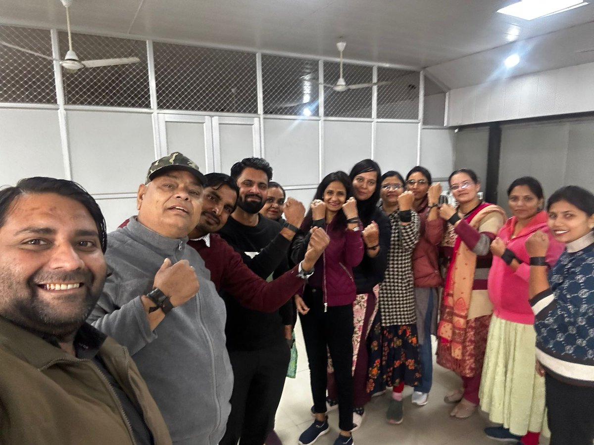 PawanDudi93's tweet photo. #बिजली निगमों के निजीकरण के खिलाफ #जयपुर EA के कर्मचारियों ने #काली_पट्टी बांधकर अपना आक्रोश व्याप्त किया.
#Stop_Privatization_of_Electricity
#बिजली_का_निजीकरण_बंद_करो
@narendramodi
 @PMOIndia
 @BhajanlalBjp
 @RajCMO
 @hlnagar
 @GovindDotasra
 @hanumanbeniwal
 @1stIndiaNews https://t.co/YlLFMmrdHq