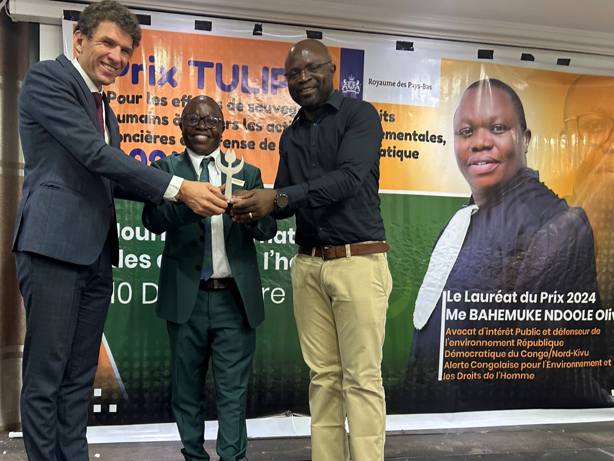 Me Olivier Ndoole a été honoré par les Pays-Bas avec le prix Tulipe des droits de l’homme à #Goma, #HumanRightsDay2024. Il a été reconnu pour son leadership sur la justice sociale et environnementale et son rôle dans la protection des droits des communautés qui en dépendent.