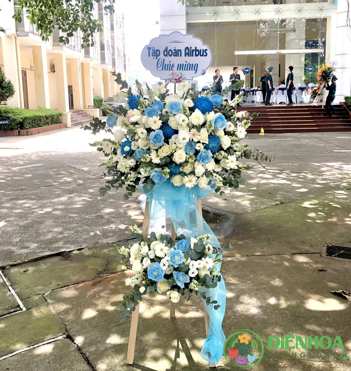 DHTHANGLONG's tweet photo. Lẵng hoa chúc mừng màu trắng xanh
https://t.co/vS2o9FzLwa
#dienhoathanglong #hoatuoihanoi #dienhoahanoi #cuahanghoatuoihanoi #dienhoahaibatrung #hoatuoihaibatrung #hoamungkhaitruong   #langhoamauxanh #langhoamauxanh #langhoatrangxanh #langhoaxanhtrang #kehoamauxanhduong https://t.co/zc5V0gkS2H