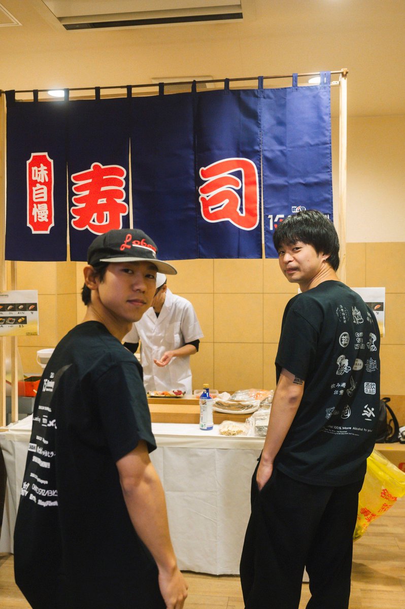 rad_15th's tweet photo. 【📸 着用画像公開 📸】

▶Special公演限定販売◀
CLUB SAKENOMITAI Collaboration Tee
color : Black×Silver
(Zepp Nagoya Day.1限定カラー)
price : ¥4,000

▶FINAL SERIES 限定販売◀
Live House R.A.D 15th Anniversary
T-Shirts
color：Black
price：¥3,500 

#RAD15th 
#TYS20th
#楽屋に寿司 https://t.co/GdqOaRKscy