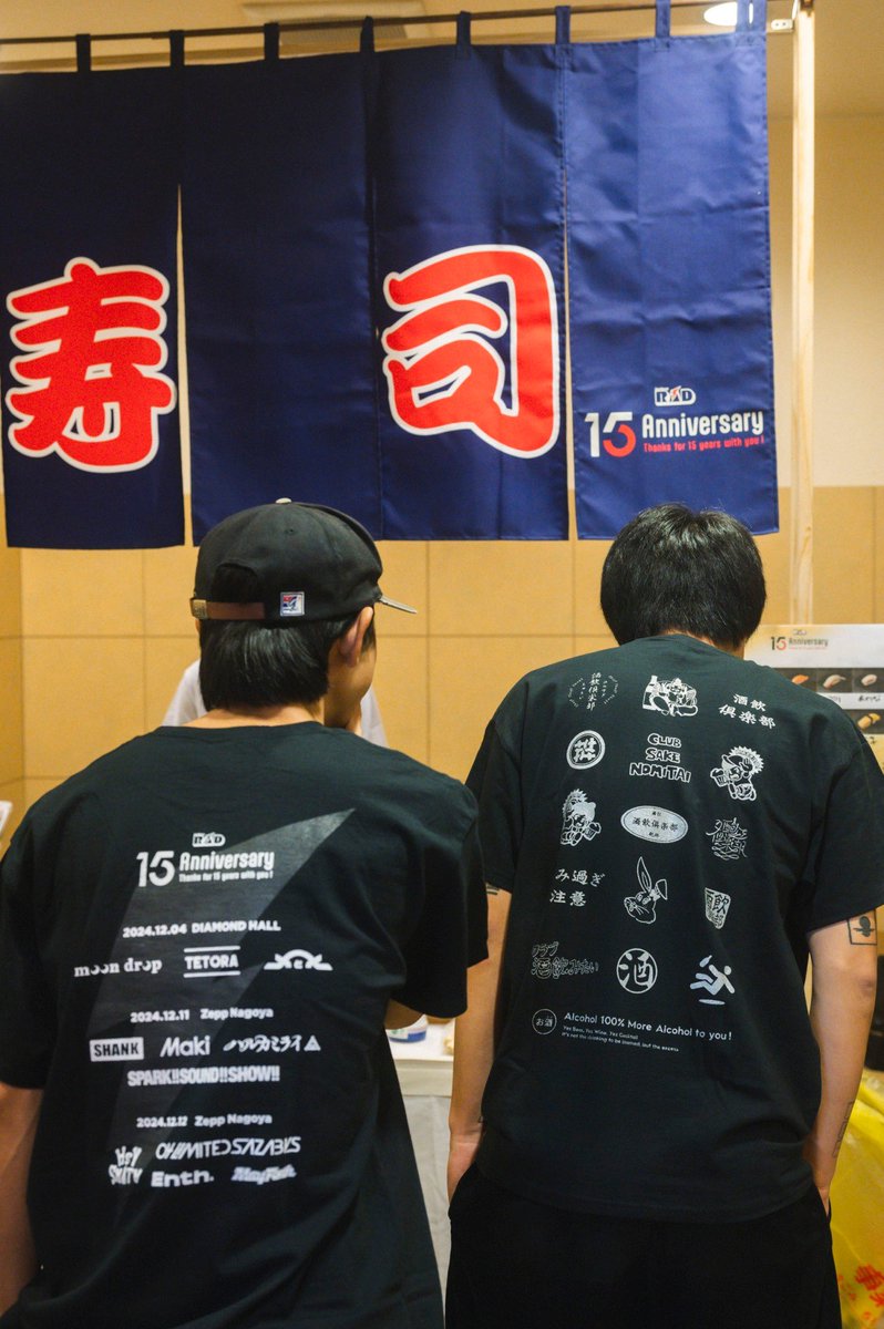 rad_15th's tweet photo. 【📸 着用画像公開 📸】

▶Special公演限定販売◀
CLUB SAKENOMITAI Collaboration Tee
color : Black×Silver
(Zepp Nagoya Day.1限定カラー)
price : ¥4,000

▶FINAL SERIES 限定販売◀
Live House R.A.D 15th Anniversary
T-Shirts
color：Black
price：¥3,500 

#RAD15th 
#TYS20th
#楽屋に寿司 https://t.co/GdqOaRKscy