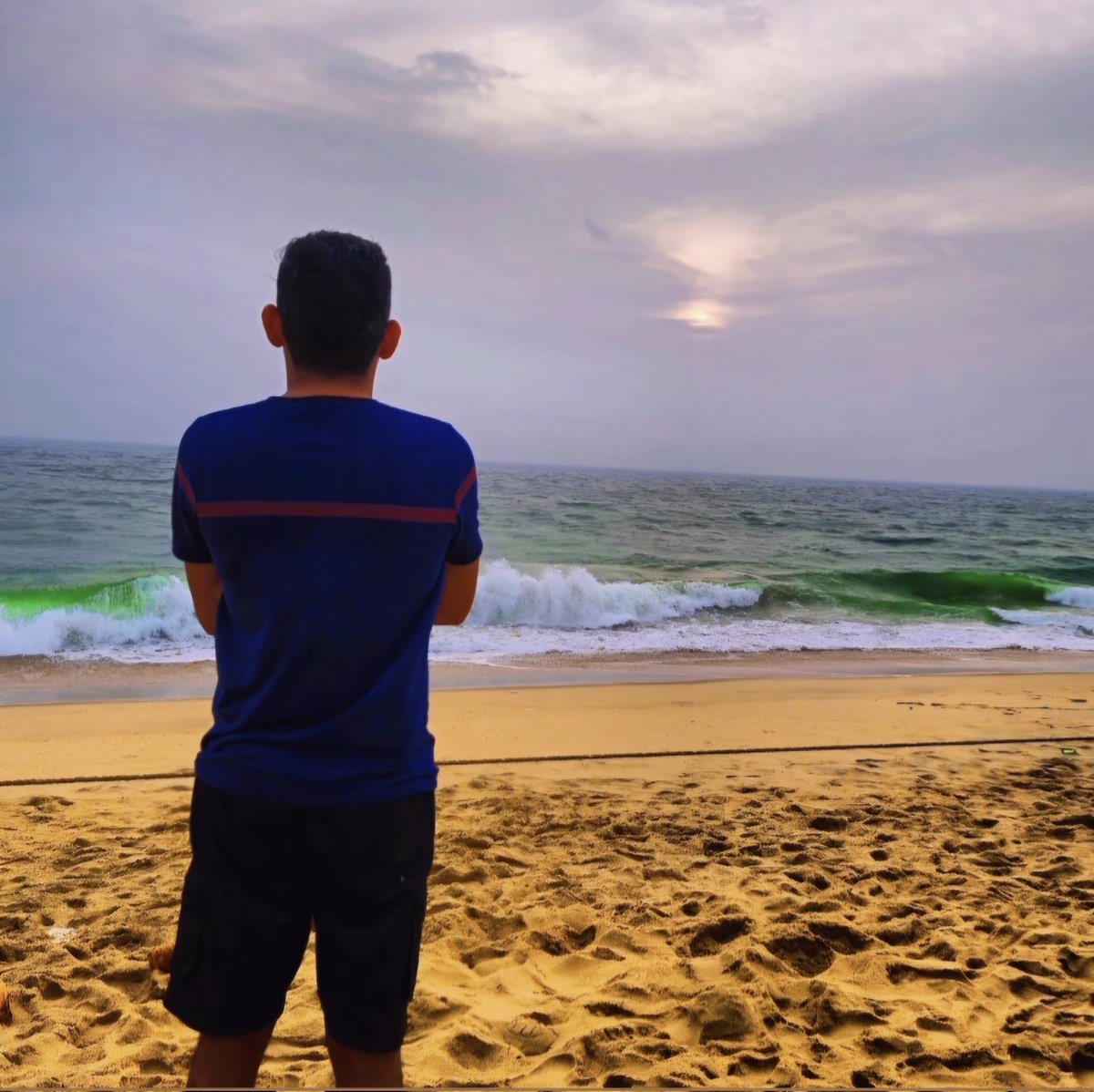 * समुद्र किनारे, सूर्यास्त के साथ, शांति का एक पल।* 
#Goldensandbeach #Kerala