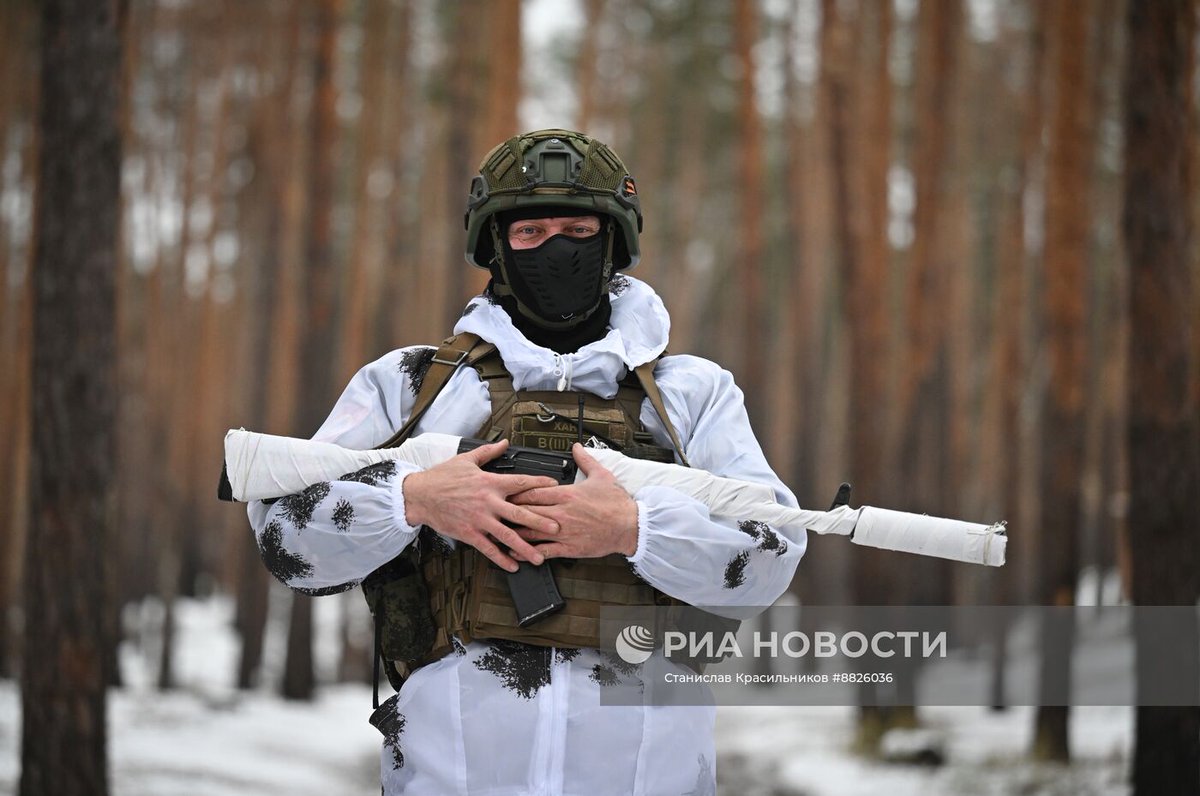 TheGreyPatriot_'s tweet photo. 🇷🇺 Sniper from Volunteer Regiment "Bashkorostan" of 25th Combined Arms Army within Group of Forces "Zapad" departing to frontline with his ASVK rifle. Today

Part 2 of 3

#Russia #Russian #Russians #Today #SVO #Sniper #Marksman #ASVK #Military #Army #Tactical #Winter #Camouflage https://t.co/lFX1qRo1BS