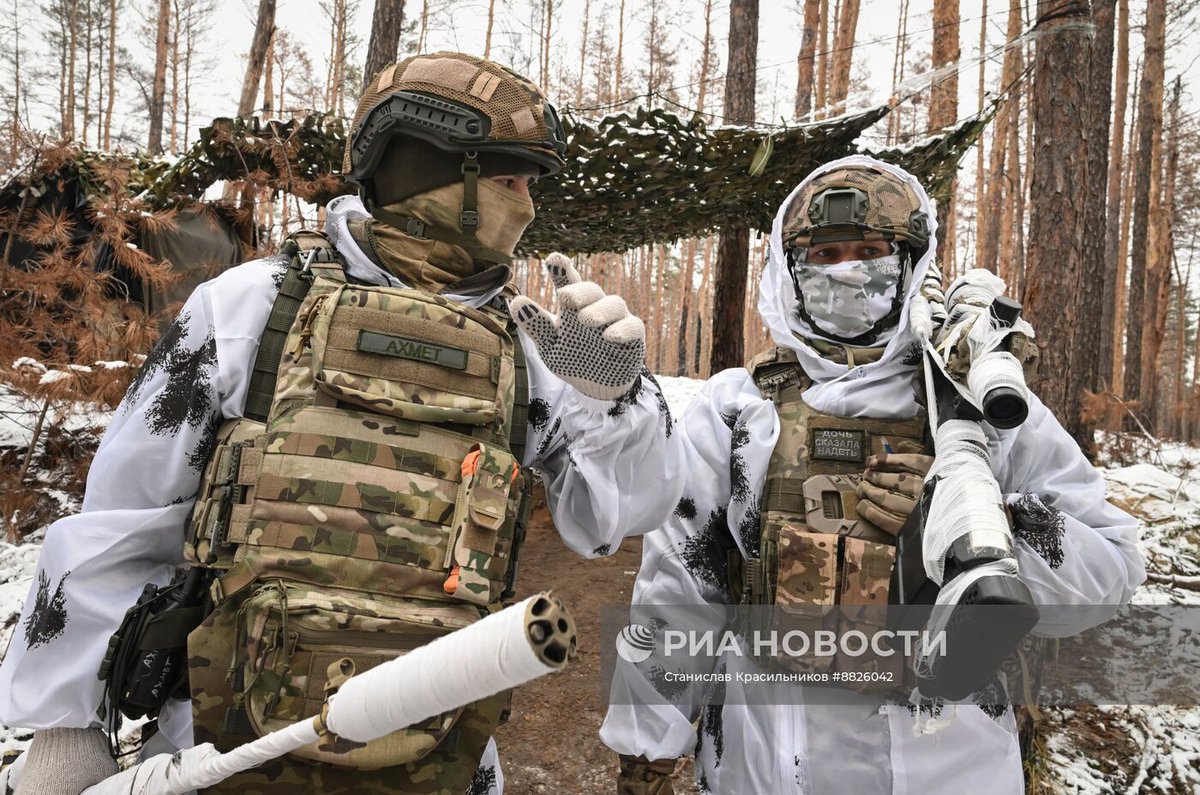 TheGreyPatriot_'s tweet photo. 🇷🇺 Sniper from Volunteer Regiment "Bashkorostan" of 25th Combined Arms Army within Group of Forces "Zapad" departing to frontline with his ASVK rifle. Today

Part 3 of 3

#Russia #Russian #Russians #Today #SVO #Sniper #Marksman #ASVK #Military #Army #Tactical #Winter #Camouflage https://t.co/JbxegGPb4e