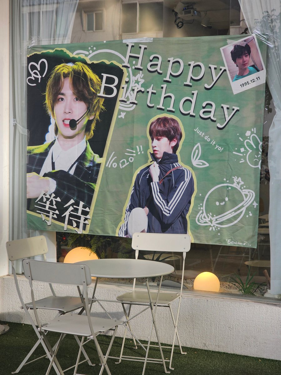 PlanetA_PTG's tweet photo. 이번에도 첫빠따!
편지 첫 장 채우고 왔어요! :)
생각보다 길게 써짐..............
계산대쪽에 있는 토끼가 진짜 너무 귀엽고요 고신원 얼굴이 또 귀엽습니다 😭

#PENTAGON  #SHINWON
#펜타곤 #고신원 #신원 
#Happy_Birthday_to_Shinwon https://t.co/wkBY5nIzjI