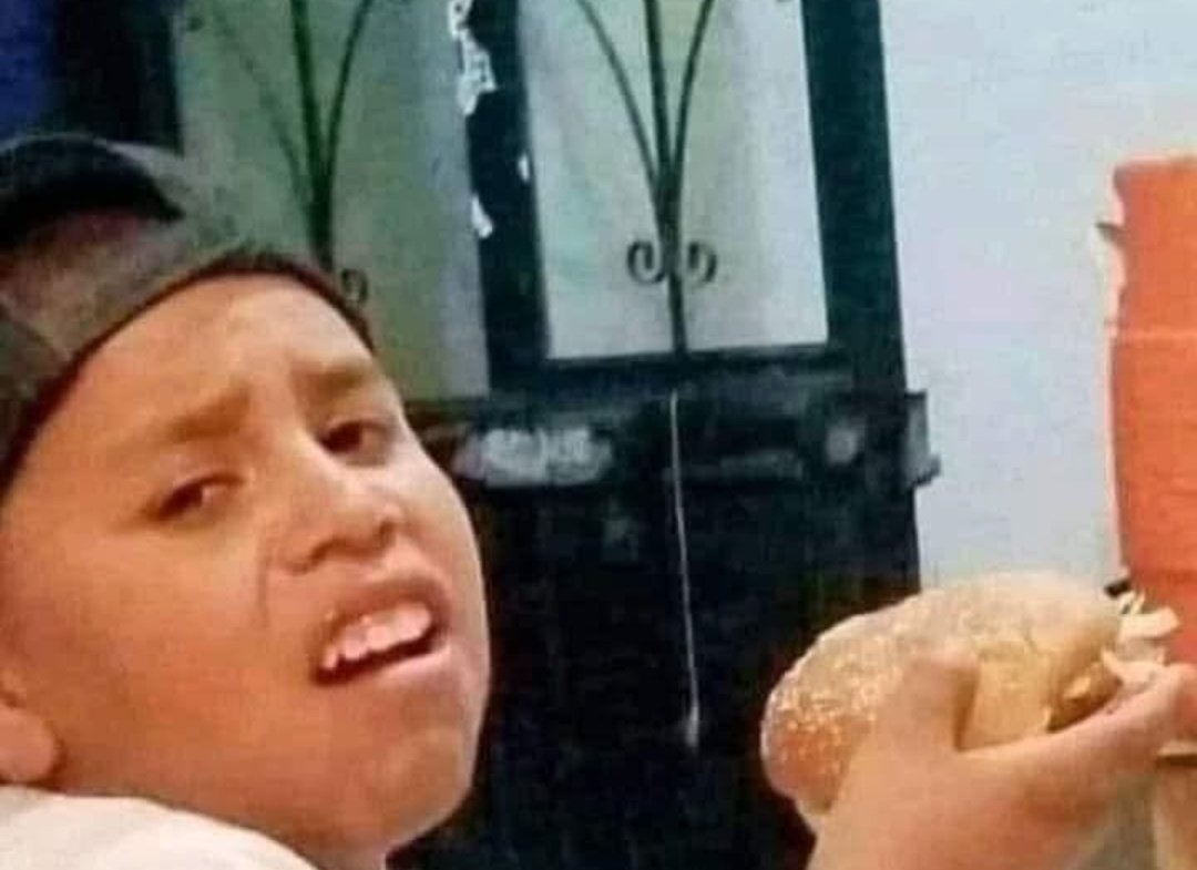 CRHISTIANGG's tweet photo. Cuando apenas me siento a comer y mi bendición se despierta. https://t.co/roaNn92xoe