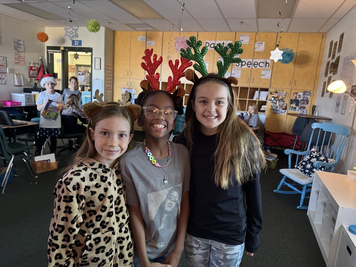 We’re getting into the holiday spirit! ❤️💚