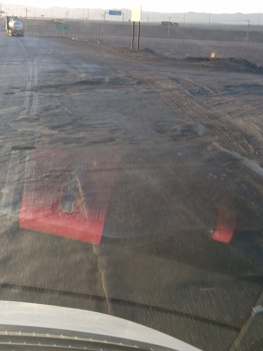 felipecarvallo's tweet photo. Estimadas autoridades  @GOREAntofagasta @MuniSierraGorda @Glencore @CodelcoChile @MOPAntofagasta El deplorable estado de la ruta B385 que une Baquedano con el Salar de Atacama y Peine, una ruta donde transitamos a diario trabajadores poniendo en riesgo la vida.  Favor reparenla https://t.co/JwYHXccnvI