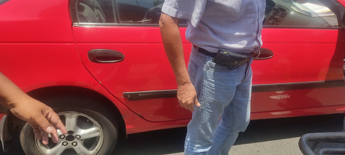 Makasore's tweet photo. Son Las imagenes del accidente que tuvo un personal de ustedes en la  avenida 28 de Julio costado de la FAP alrededor de medio dia hoy. https://t.co/1OJvtflSGP