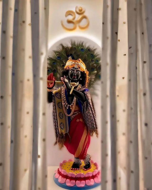 श्री कृष्णा कहतें है ||

मन की शांति से बढ़कर इस संसार में कोई भी सम्पत्ति नहीं है....