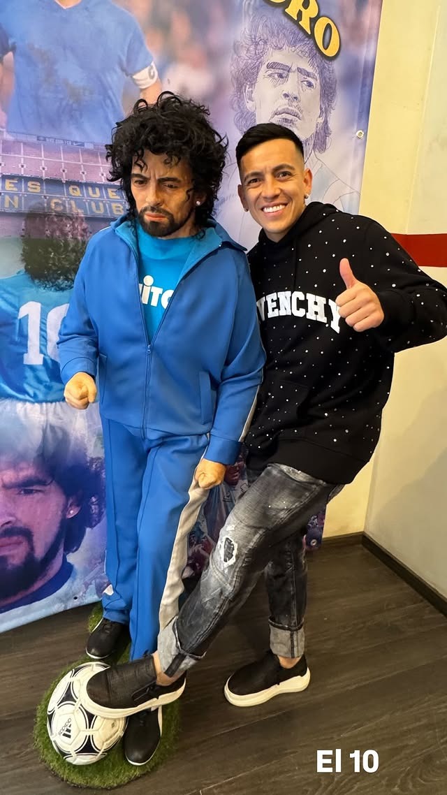 SC_ESPN's tweet image. EL 10 CON EL 10: el Turri Barco y una sonrisa bien futbolera junto a la estatua de Maradona. 🔟🇦🇷