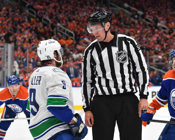 ScoutingTheRefs's tweet photo. Blues vs. Canucks
Referee: Peter MacDougall #38
Referee: Cody Beach #32
Linesman: Travis Toomey #90
Linesman: Ryan Gibbons #58
https://t.co/FZI62NRzE2
#STLBlues #Canucks #STLvsVAN #NHL https://t.co/khSknMZyFr