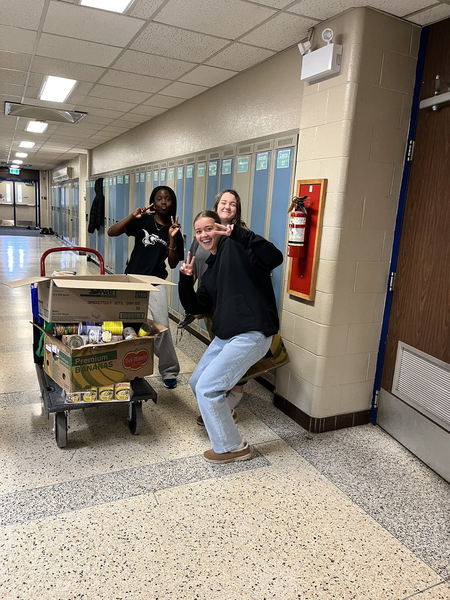 Merci à notre communauté scolaire pour votre générosité durant le Grand Partage ! Nous avons remis une grande quantité de denrées non périssables au Centre francophone de Windsor-Essex-Kent (CCFWEK) pour soutenir ceux qui en ont besoin. 💙⚜️💛