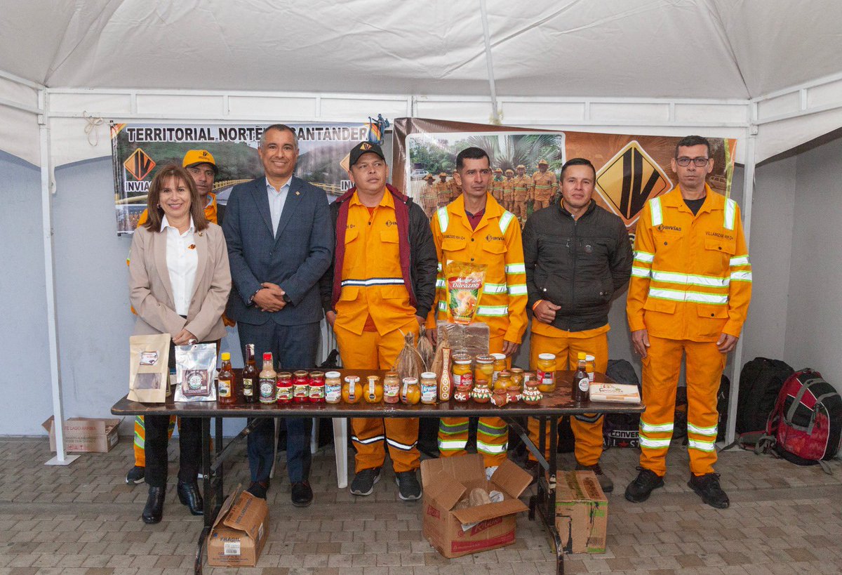 🤝 Junto a la ministra de transporte <a href="/Maria_Constanz_/">María Constanza García Alicastro</a> y nuestra subdirectora <a href="/cbarbantim/">Carolina Barbanti</a>, atendimos inquietudes y escuchamos anécdotas que reflejan 4 décadas de dedicación y compromiso con la seguridad vial. ¡Un homenaje merecido a quienes son esenciales en nuestras vías!