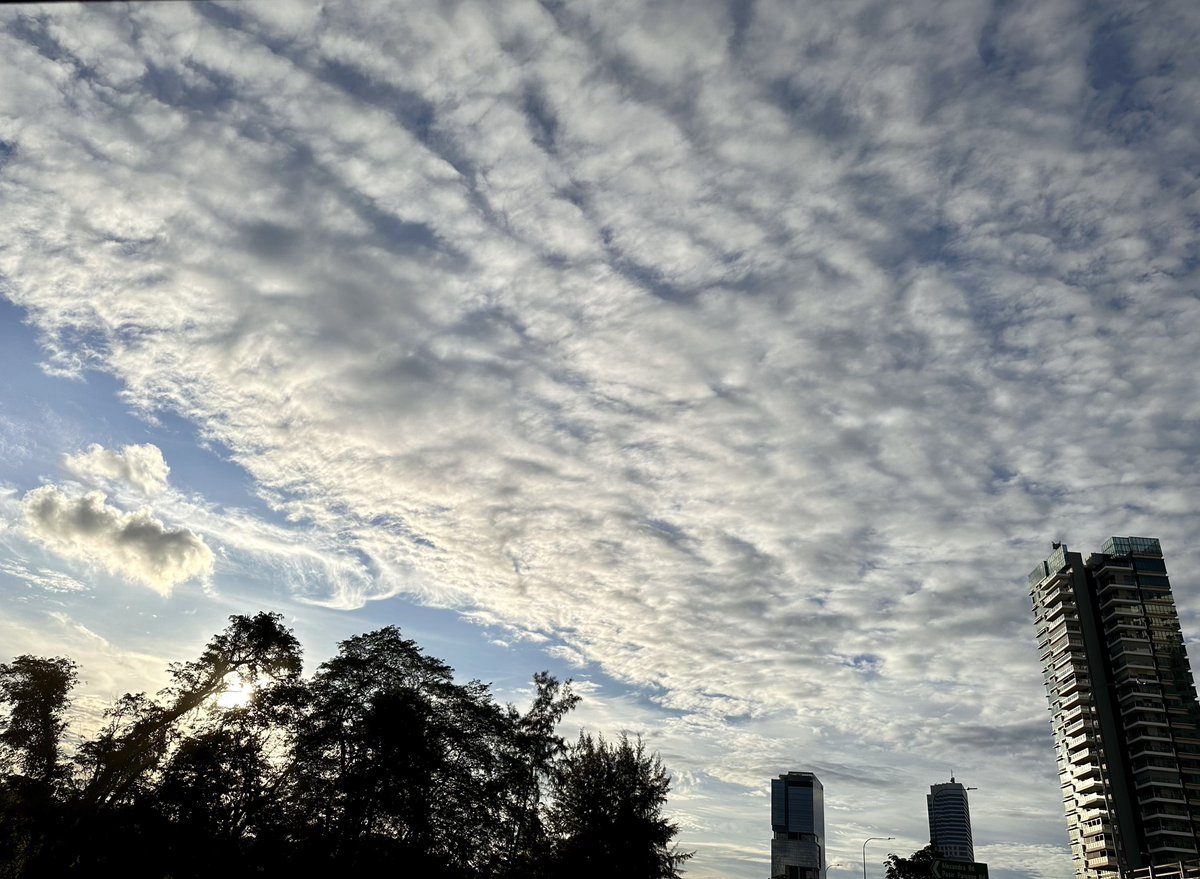 Dr_AJ_MD's tweet image. Whatever pattern the clouds take, at anytime of the day, it is always stare-worthy! 😍

#PrettyClouds #BlueSkies #ICanDocumentEveryday #Lovely