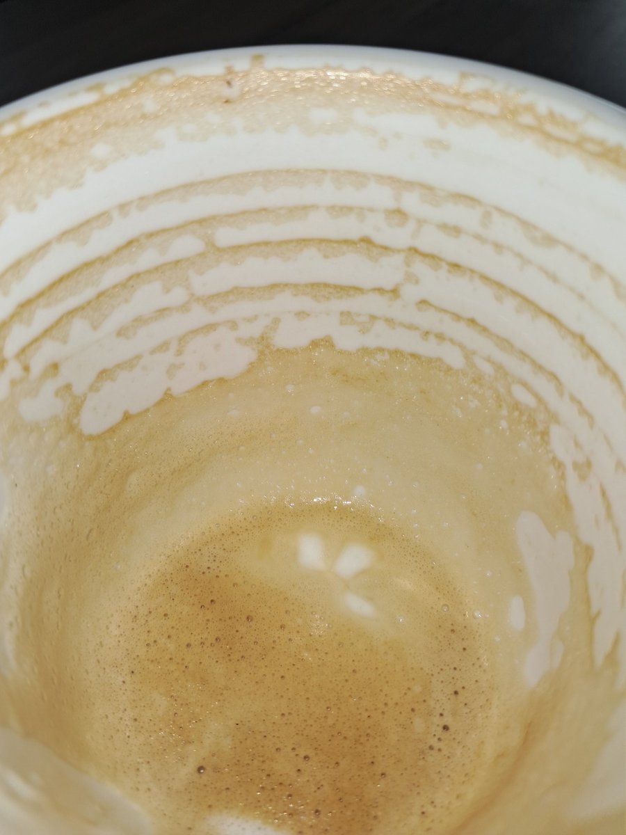 paumarrt's tweet photo. Los anillos que se marcan en las tazas de café ayudan a identificar el tiempo promedio entre sorbos y la duración de estos. A partir de esta información las expertas en el tema podrían llegar a determinar la duración de las lecturas y conversaciones de las personas antiguas... https://t.co/K4aMekixrQ