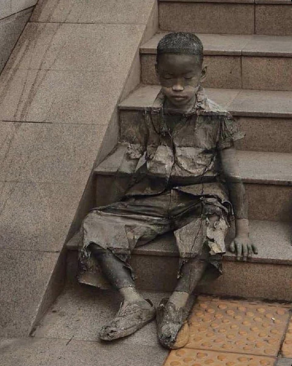 LuisADomDaly's tweet photo. Stunning Street Art.

"Invisibility of Poverty"
by Kevin Lee https://t.co/lAhK3OAGQQ