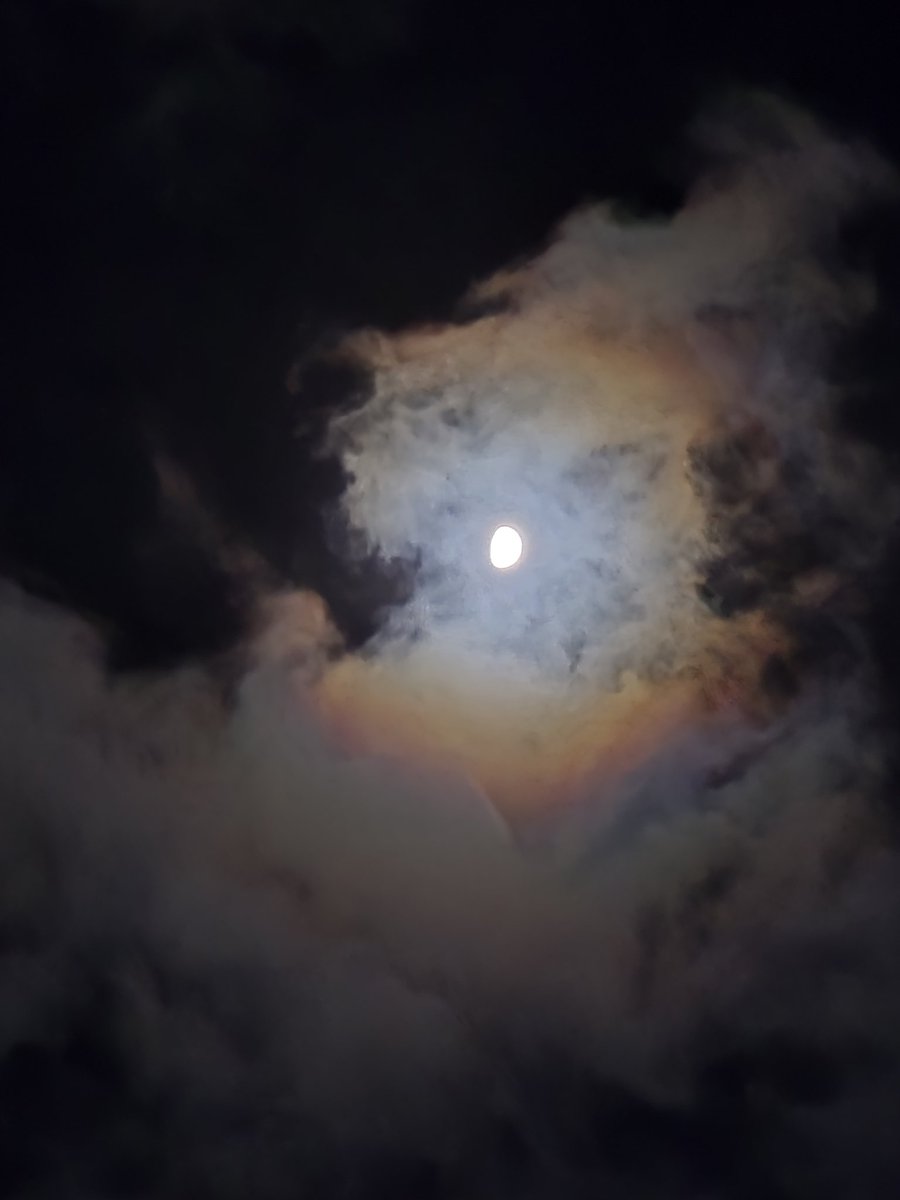 calmcorner's tweet photo. Another beautiful night looking at the moon. #Moon #nightsky #Nebraska #nebraskasky #rurallife https://t.co/bmD7gKO3Qy