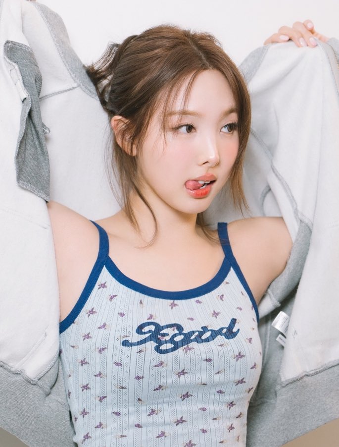 imnayeonarchive's tweet photo. NAYEON?!?🫠 https://t.co/3AwFLgzja4