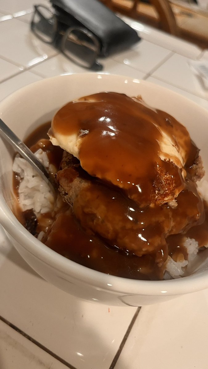 juliesCamp's tweet photo. #TwitterSupperClub
Hawaii inspired. #mocoloco
Rice, Turkey patty, gravy and a fried egg. Comfort food! 🤗🌿 https://t.co/94NrCQWRKF