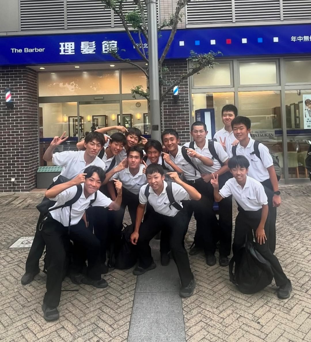 fade_bozu11's tweet photo. とある髪切り処の店先で記念撮影より

みんなで刈れば怖くない
ビフォーアフター
五厘刈り
部活
気合い
その輪にいたら逃げれない

理髪館
1,700円？1,500円？1,200円？
それとも団体割引とか？ https://t.co/RX5k1jAZ7k