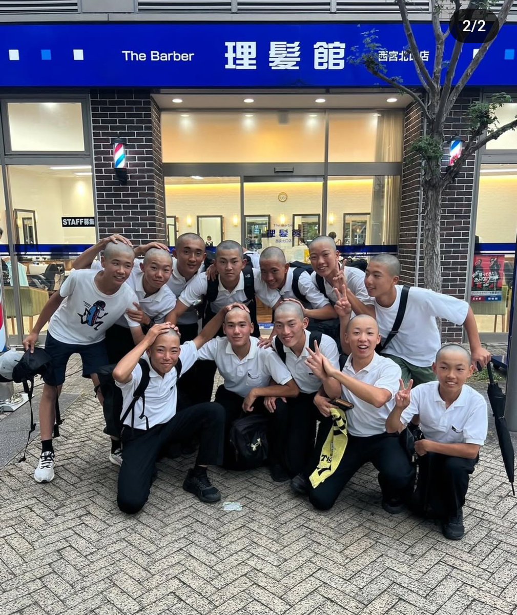 fade_bozu11's tweet photo. とある髪切り処の店先で記念撮影より

みんなで刈れば怖くない
ビフォーアフター
五厘刈り
部活
気合い
その輪にいたら逃げれない

理髪館
1,700円？1,500円？1,200円？
それとも団体割引とか？ https://t.co/RX5k1jAZ7k