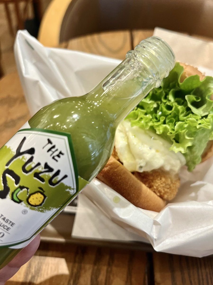 フレッシュネスバーガーでランチ！
塩レモンホタテバーガーにゆずすこ

れんこんフライは
ゆずすこ＋ケチャップで美味しく
いただきました🥰

ゆずとトマトは合う🎶

#ワールドスパイス