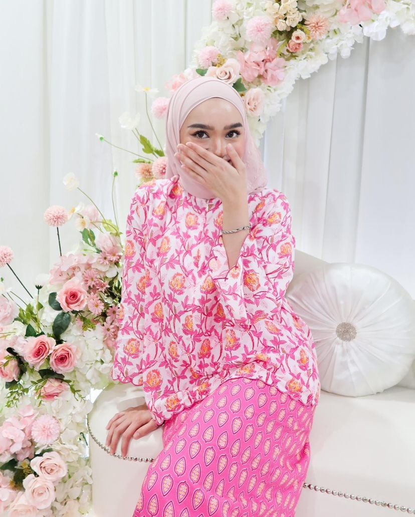myrahmn's tweet photo. Bila nampak Sofea post gambar ni, i terus cari kat mana dia beli baju tu. Sebab cantiiiiikkkkkkk betul printed on printed dia😭😭😭😭 https://t.co/BqrcvNGBIR