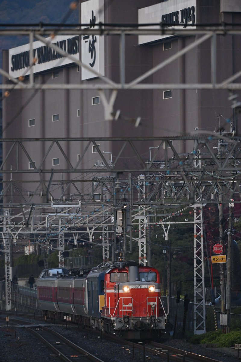 調子は3時で10番手くらい。踏切横は誰もおらずひとまず確保。駅先は3時半でまさかの一番乗り。場所は迷いに迷い編成写真は色々と投稿されると思い、あえて記録的な撮影を敢行。「いや、短いなら西谷踏切からの方が」とは突っ込まないで(笑)。調子の場所撤去は6時前だったがすでに激パ💦
#DD51 #381系
