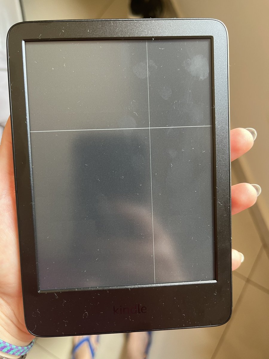 dudacia_'s tweet photo. @emiwrath O meu Kindle veio sambando na caixa e ainda o moço jogou por cima do muro (alto por sinal), mostrou o dedo do meio quando meu vô criticou a ação dele e o resultado foram esses riscos https://t.co/uXUIa7KSQG