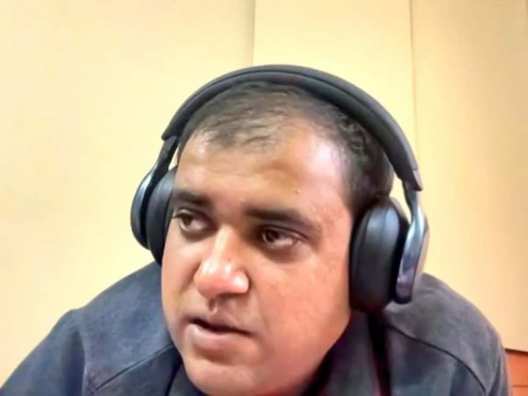 iamsanjeetyadav's tweet photo. न्याय की उम्मीद में दम तोड़ चुके एक मर्द की 
ये अर्थी समाज के कंधों को बड़ी भारी लगेगी।

झूठे दहेज उत्पीड़न के मुकदमे, दहेज हत्या जैसा ही एक क्रूर अपराध है पर अगर पुरुषों पर आरोप लगते ही उन्हें अपराधी मान लिया जाएगा तो समानता और न्याय की लड़ाई लड़ेगा कौन?

अतुल सुभाष की दुखद मृत्यु अचानक नहीं है बल्कि उन्हें कानून और न्यायालयों का ये सच पता था, उन्हें पता था कि वो उस लड़ाई का हिस्सा बना दिए गए हैं जहां न्याय के लिए कोई जगह ही नहीं है। 
खुद पे लगे आरोप के मानसिक उत्पीड़न के साथ–साथ, सैंकड़ों बार कोर्ट में अपराधियों की तरह खड़े होना, अपने माँ – बाप और परिवार के लिए अपमानजनक शब्दों को सुनना किसी भी मर्द को तोड़ सकता है। ये सोच कर ही एक पिता परेशान हो जाता है कि उसके बच्चे अब उसके साथ नहीं रहेंगे, अपने ही बच्चों से मिलने के लिए उसे आजीवन कोर्ट के कागजों का मोहताज होना पड़ेगा फिर उसके बाद जीवन का कोई खास महत्व रह नहीं जाता।

हम महिला अधिकारों की बात करते हैं पर महिलाओं को अधिकार देने के लिए पुरुषों से अधिकार छीनने की जरूरत नहीं है, नारीत्व का सम्मान कहीं से भी पुरुषार्थ के अपमान से संबंधित नहीं है।
आधुनिक नारीवाद, पुरुष नहीं बल्कि समाज को शक्तिविहीन करने की ओर एक आत्मघाती कदम है जिस पर लगाम लगानी होगी।

दहेज उत्पीड़न के मामले में अपराधियों को सजा और पीड़ितों को न्याय मिले न कि करोड़ों की ऐलिमनि, समाज में कई ऐसी झूठी मुकदमा भी डर होते हैं जो नीचे दिए गए कुछ अखबारों के विज्ञप्ति बयां करती है।

#JusticeIsDue 
#MenToo