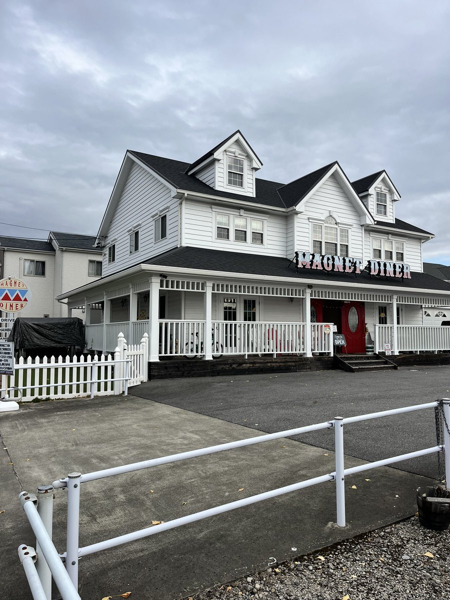 shibaken42's tweet photo. クソかっこいいお店でした！
バーガーも大きくてウマウマ

@MagnetDiner https://t.co/HcVDxReTZj