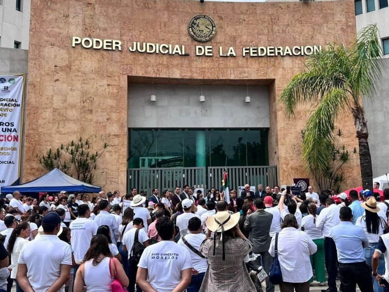 Juan_OrtizMX's tweet photo. 🗳📌 RECORTES AL PODER JUDICIAL AMENAZAN DERECHOS DE TRABAJADORES JUDICIALES 

Morena prometió que los derechos laborales de los trabajadores judicial serían respetados. 

Sin embargo, los recortes al presupuesto judicial 2025 propuesto por la diputados los pone en riesgo.

¿De a cómo el machetazo?

📍Suprema Corte de Justicia de la Nación: 

Hay un recorte de 714.4 millones de pesos (12.1%).

Afectará principalmente sueldos, prestaciones y servicios operativos básicos. 

Esto obligaría a la Corte eliminar más de 200 plazas y ajustes salariales.

📍Consejo de la Judicatura Federal: 

El recorte de 13,117 millones de pesos (17.5%) podría llevar al cierre de juzgados y tribunales.

También afectaría a la Defensoría Pública y la creación del Tribunal de Disciplina Judicial.

¿Qué implica esto para los trabajadores?

La reducción presupuestal afecta el capítulo 1000, que cubre salarios y prestaciones.

Esto obliga a recortes en las condiciones generales de trabajo, así como posibles despidos.

Aunque Morena prometió respetar los derechos laborales, este escenario pone en duda dicha garantía.

Además, los fideicomisos eliminados previamente ayudaban a cubrir parte de estas prestaciones.

Esta decisión no fue pensada para garantizar el acceso a la justicia.
