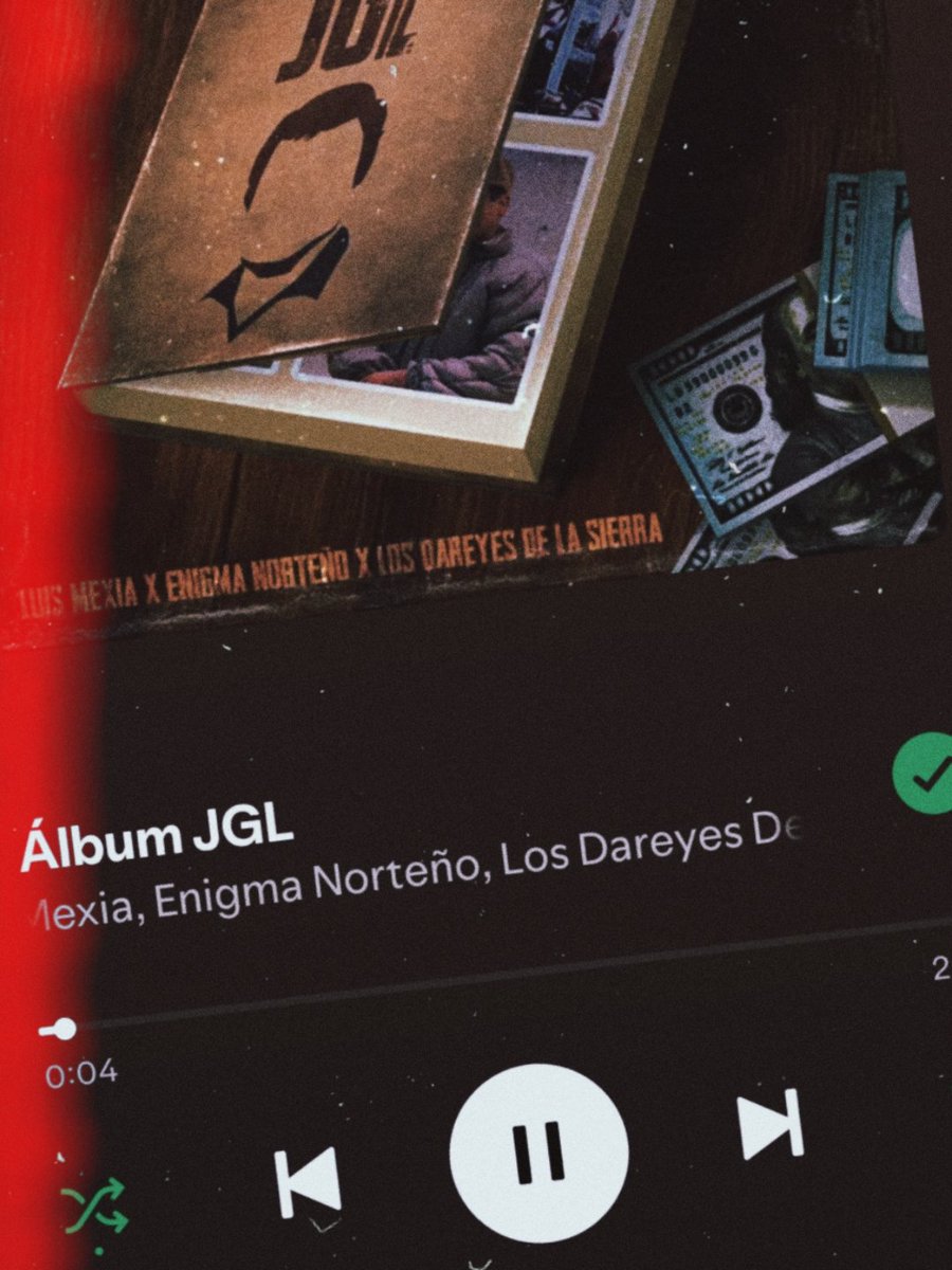 Diseñando un rato y escuchando música a la vez :3📀🎨🖌️♥️