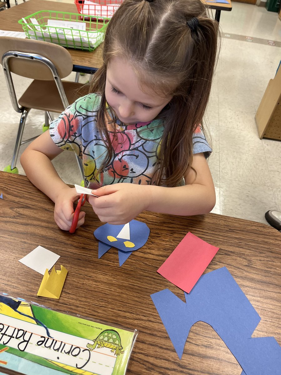 SEL in Action!
Kindergarten teacher Ms. Ormond, read the book The Giving Tree to her class! Students created a classroom Giving Tree! The theme was Pete the Cat. The faces are created with different shapes, and each student wrote what they could give!