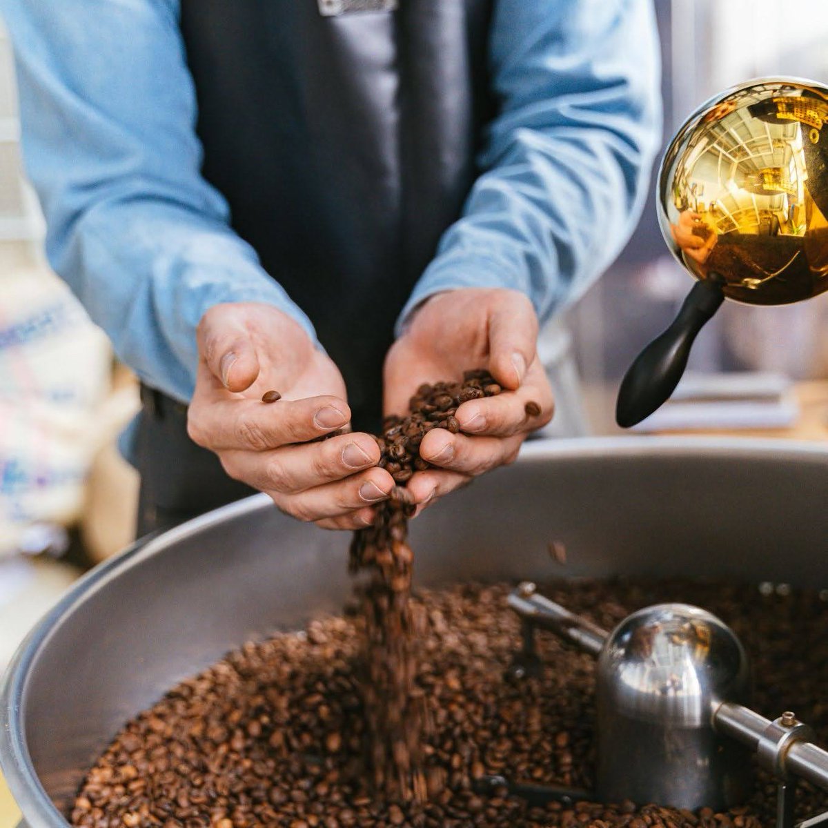 Guatemalacoffee's tweet image. Roasting Guatemalan coffee is an art that brings out the unique flavors of each region. From the careful hands of roasters to your cup, every batch is a tribute to Guatemala’s rich coffee heritage. 🇬🇹☕️

📸: Antoni Shkraba

#GuatemalanCoffee #CoffeeRoasting #SpecialtyCoffee