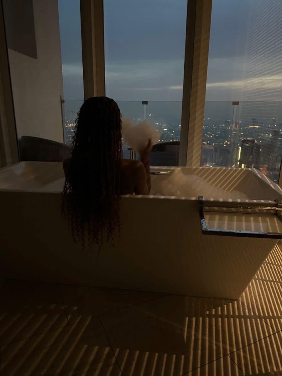layxsnv's tweet photo. i love being in the house. im safe, nobody bothering me, theres no drama, no one in my business.. its so therapeutic being out the mix ♡ https://t.co/AvLeMiJVEl