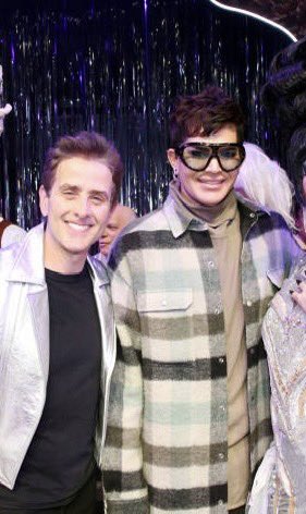 Mountainflowr's tweet photo. Like... I can’t even. 🥹 To think I got selfies with both of them on the same day when I went to NYC in October. #fandomscollide @joeymcintyre you and Jon should go see @adamlambert in Cabaret!!! https://t.co/1lFCIlWRav