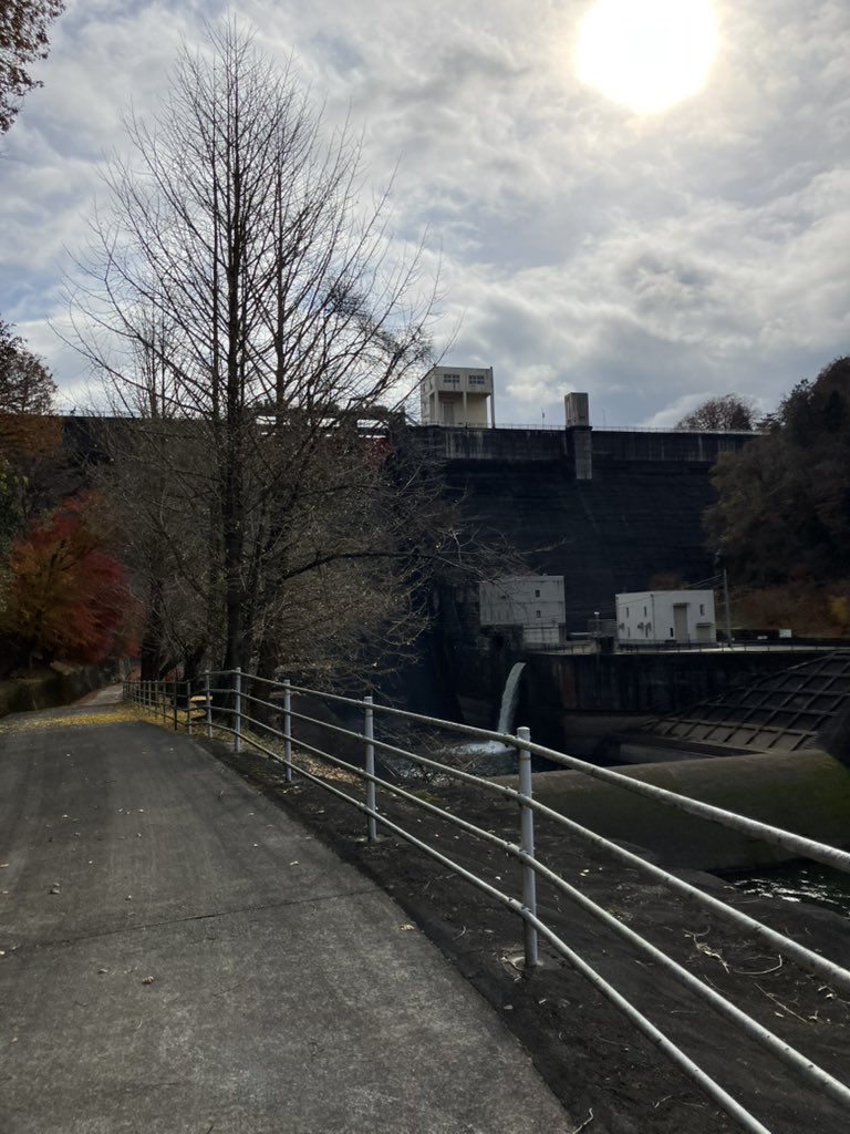 FIkeyan's tweet image. 豊田市の羽布ダム
ラリージャパン　SS18コースになったとこ😊
紅葉🍁は流石に終わり頃でまあまあ寒い😅
#GRスープラ
#ラリージャパン2024
#SS18
#三河湖
#豊田市
#羽布町
#羽布ダム