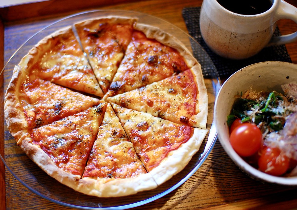 『ごはん日和』vol.50が発売になりました🎄☃️✨

今回の海青子ちゃんは薪ストーブで燒くアツアツのピザ🍕✨
君たちもう付き合っちゃいなよ〜と思いながら原稿かきかきしてました🥰

もうすぐクリスマスですね〜🎉✨