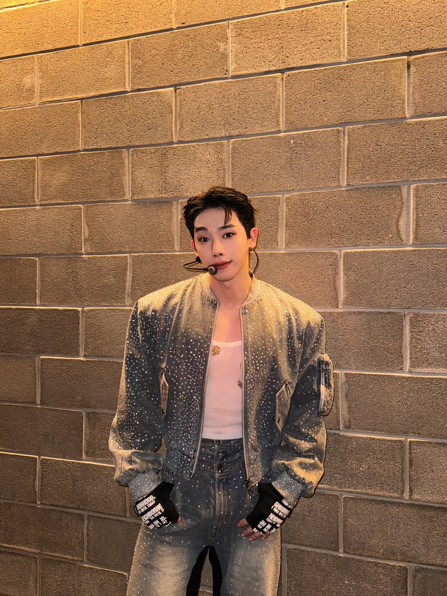 official__wonho's tweet photo. [📸] 
2024 iHeart Jingle Ball USA 
in DETROIT

Thank you WENEE🎄

#원호 #WONHO
#iHeartJingleBall #955JingleBall https://t.co/bHn4duYNE1
