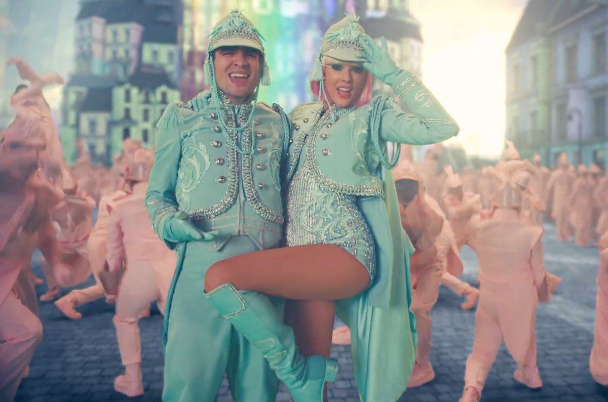 TheSwiftSociety's tweet photo. 🏆| "ME!" by Taylor Swift surpassed 900 MILLION Spotify Streams! https://t.co/hDVLMHPBNM