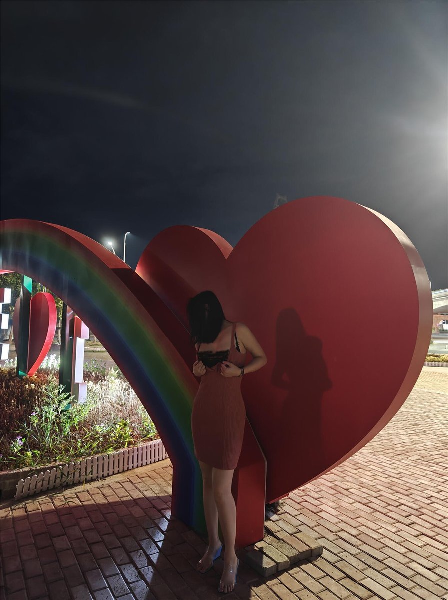 msleyuan's tweet photo. 约是一门学问，首先得自己优秀，那落网的某先生之流约的那是什么段位的，氪���大佬永远在食物链顶端，在这薄情的世界套路得人心，但是女人套路起来试问有几个男的顶得住的，吃逼亏上逼当的事也不少，也欢迎分享一下那些踩过的坑。所以还是真诚的给女的一点情绪价值可能更划算。https://t.co/2kEYip7wAr https://t.co/C2NKkYxgp1