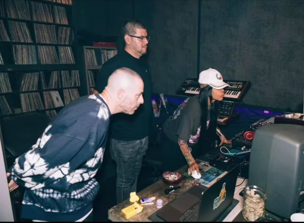 Alchemist &amp; Erykah Badu in the studio this afternoon 👀