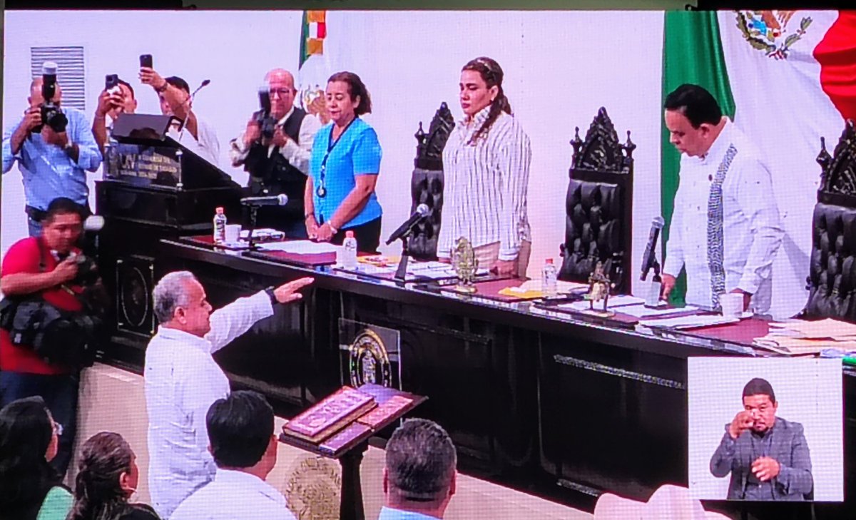 crojasrabelo's tweet photo. Funcionario probo, gran jurista y hombre íntegro. Me da enorme gusto acompañarlo en el comienzo de esta nueva encomienda. Enhorabuena a #JuanJosePeraltaFocil como Fiscal Superior del OSFE en Tabasco https://t.co/05vkSlJjps