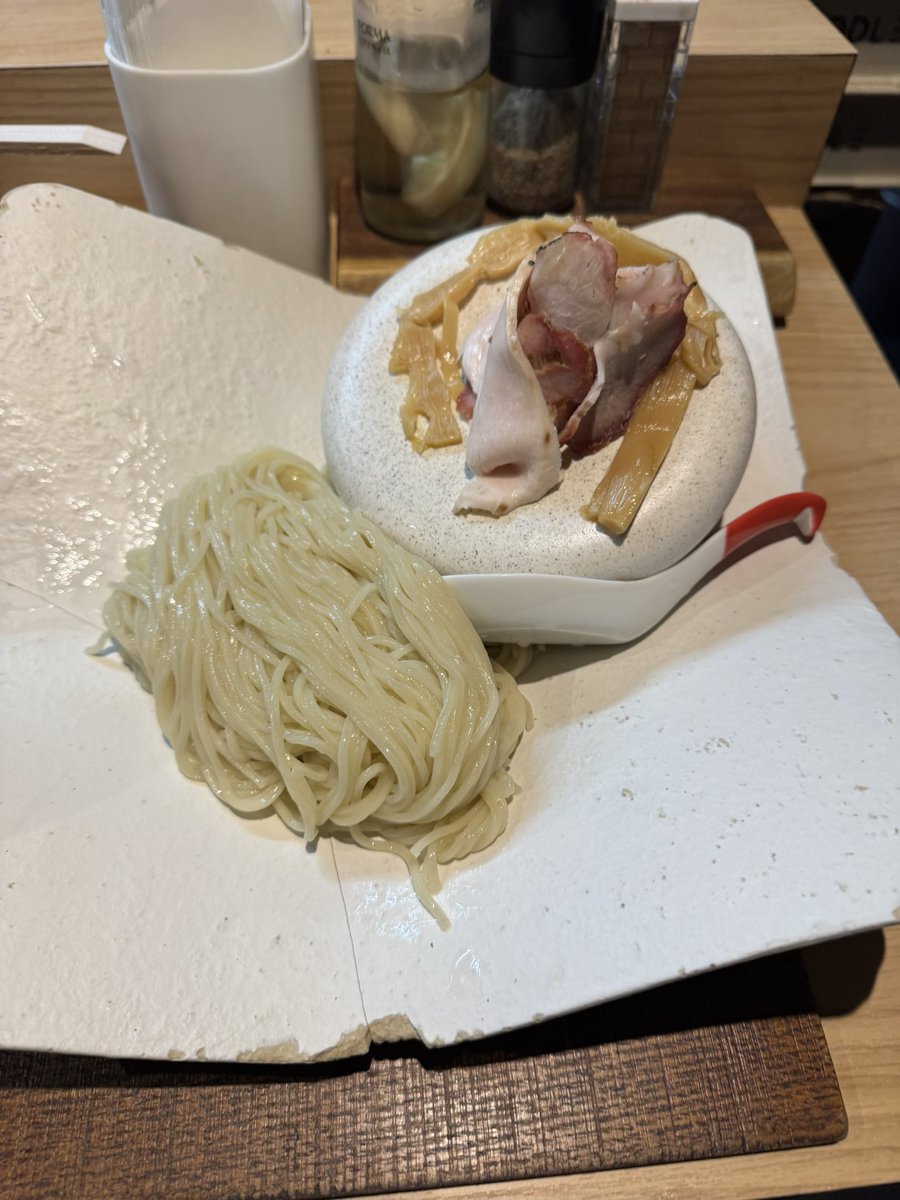 umainto's tweet photo. 🐴濃厚ジェノベつけ蕎麦とガーリックオイルの替え玉。うまの『ラーメンof The Year』はたぶんこれ。つけ汁のうまさと斬新さもすごいし、麺のうまさを直接味わえる一品だと思う。残ったつけ汁に檸檬酢を数的垂らすのもおすすめ。

🐥芛堂寺　いどうじ https://t.co/LymSXPokBT