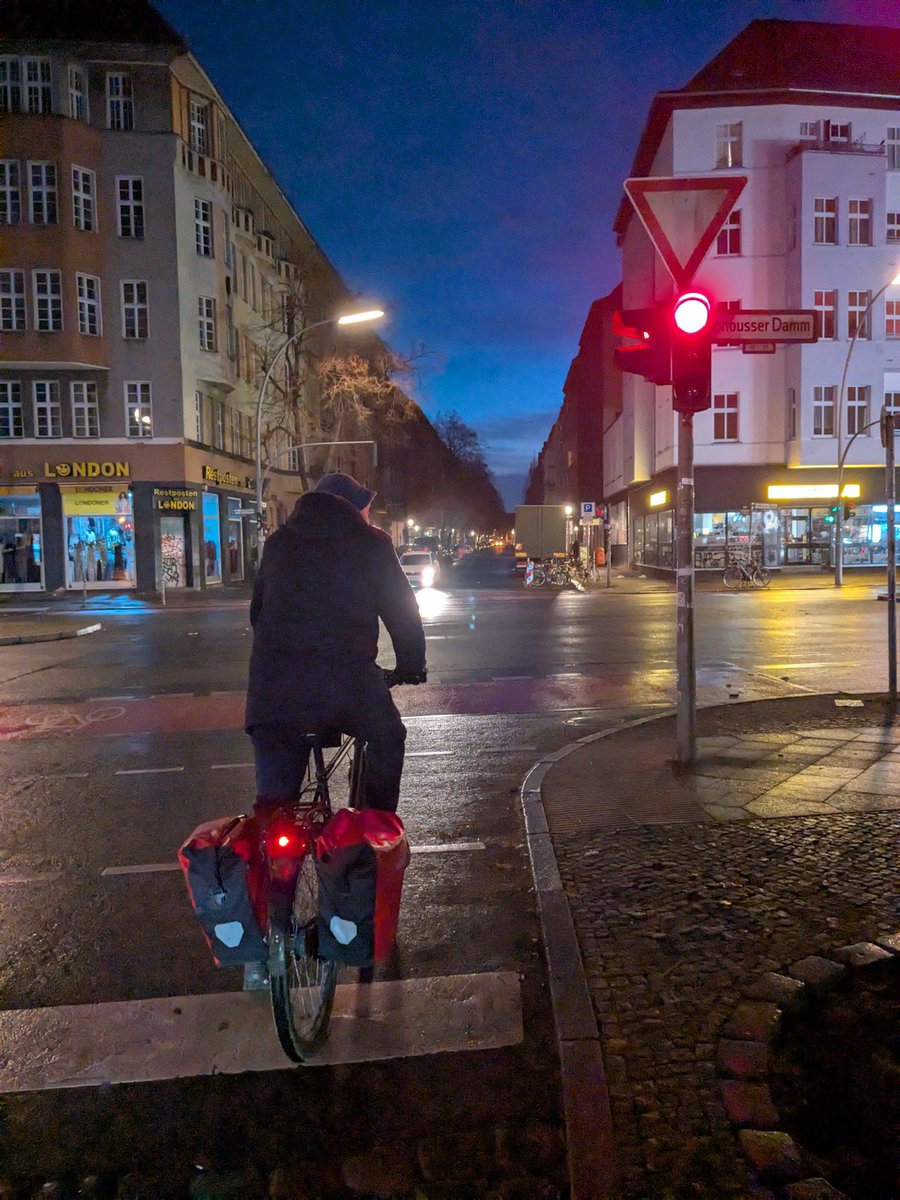 #berlin #CyclistsWaiting for green #citycycling #fahrradalltag #traffic #photoseries